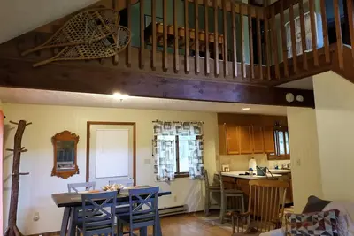 Image de Cozy Cabin Escape avec piscines intérieure et extérieure, bains à remous, tennis, ski et plus