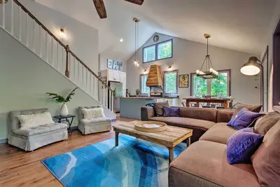 Image de Nouveau! Maison w / Deck, balançoires, jeu Rm-8Mi à Asheville