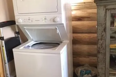 Image de Récemment construit cabane en rondins niché à 100 pieds d'un chemin privé et repose à 60 pieds du rivage