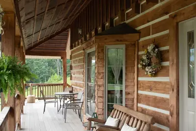 Image de Log Lodge surplombant le lac avec vue sur la montagne