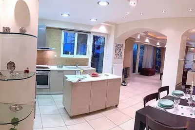 Image de Elégant appartement Vouliagmeni dans un lieu unique.