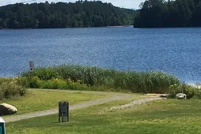 Image de Hébergement abordable au bord du lac dans le magnifique étang de l'île juste à côté du sentier.