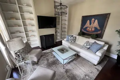 Image de ☆ Vintage Downtown Shotgun Home de Lsu ☆ Laveuse / sécheuse ☆ Se Habla Espanol