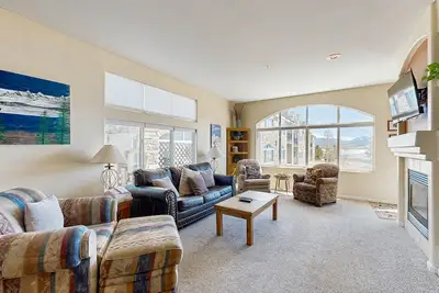 Image de Magnifique condo à Frisco avec vue sur le lac Dillon avec accès au bain à remous sur le chemin de récréation