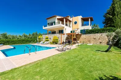 Great views, Private pool, Near Rethymno town, 9 guests