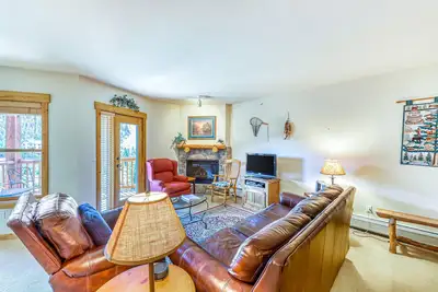 Image de Condo de montagne avec foyer au gaz - accès par ascenseur, bain à remous partagé, terrasse