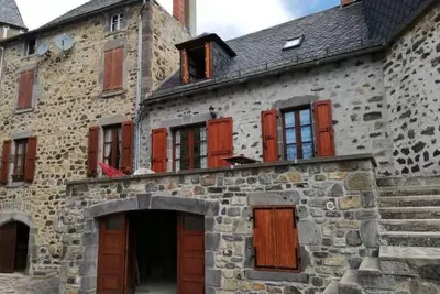 Image de Superbe Gites à Peyrusse Cantal avec un vieux Cantou en pierre de taille