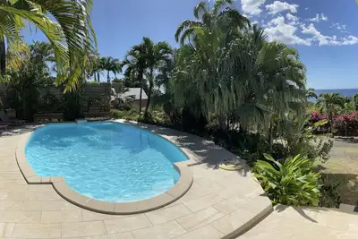 Image de Villa à Deshaies : grande vue & accès mer, piscine privée, plage à pieds