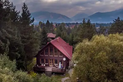 Image de Grand chalet de montagne de luxe pour des vacances d'été et d'hiver active et / ou de détente
