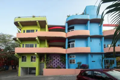 Image de Nouvelle maison colorée située au centre avec une vue imprenable sur l'océan et la montagne.