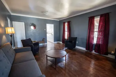 Image de Decadent 2 Br Home Downtown Moscow Grand parking pour véhicules de loisirs