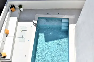 Image de Villa Moderne au Bord de la Mer avec Piscine