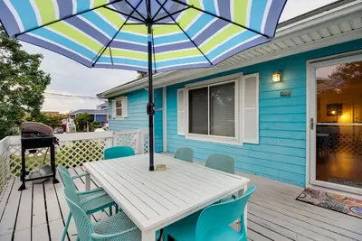 Image de New-Tybee Island Home avec salle de jeu, jardin pour animaux de compagnie