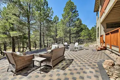 Image de Nouveau! Flagstaff Home w / Decks, Patio & Forest View!