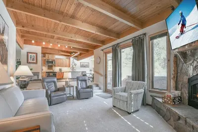 Image de Détendez-vous et amusez-vous dans ce magnifique condo de 3 chambres avec une vue magnifique sur la montagne à l'est. C'est l'endroit parfait pour toute votre famille. À quelques pas des courts de tennis et des pool-house!