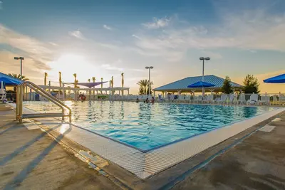 Image de Villa proche de Disney World | 2 piscines, accès au bain à remous + mini-golf 18 trous