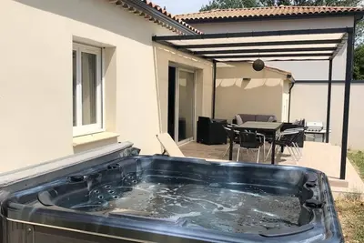 Villa paisible avec jardin, terrasse, barbecue… et jacuzzi 6 personnes!