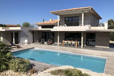 Image de Villa haut de gamme, au calme et sans vis-à-vis. Très belle plage 10’ à pied.
