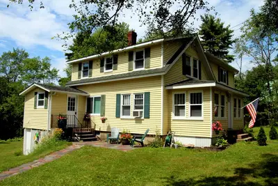 Image de Marchez jusqu'à la ville depuis l'élégante maison New England.