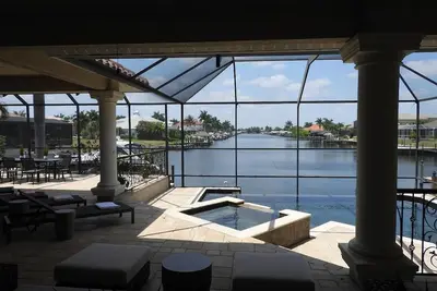 Image de Maison de luxe avec piscine / spa, quai et location de bateau disponibles, vue spectaculaire sur l'eau