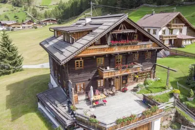 Image de Beim Holzschnitzer by Interhome