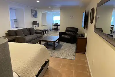 Image de Quality Cribs 11-20 Spacious Basement Studio