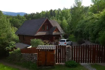 Image de Belle maison de montagne dans les monts des géants en Pologne à la cascade