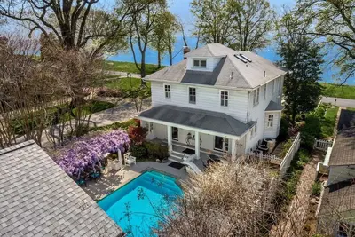 Image de Nantucket sur le front de mer de luxe Chesapeake avec piscine chauffée et vues Chesapeake!