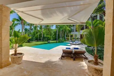 Image de Très unique villa de style colonial-tropical