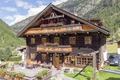 Image de Beim Holzschnitzer by Interhome