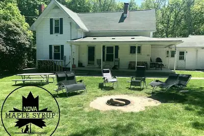 Image de Restez dans une ferme de sirop d'érable en activité!