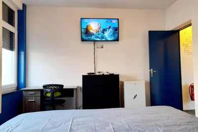 Image de Chambre 1, de 12m carré avec 1lit d'1m80 sur 2m avec Wifi, Tv et réfrigérateur