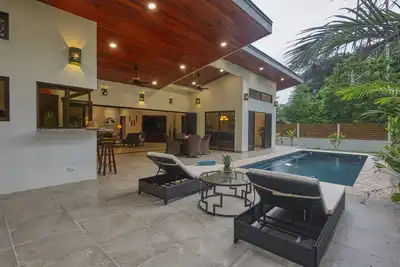 Image de 8 personnes, flambant neuf, piscine privée, à quelques pas de la plage, des restaurants et des magasins