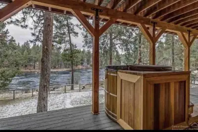 Image de Riverfront Estate, bain à remous, chiens bienvenus!