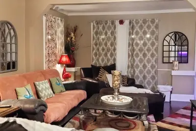 Image de Cedar House - Façade, près de la bibliothèque Harry S Truman