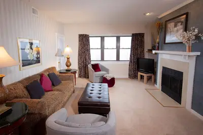 Image de Votre escapade à Okemo! Condo à flanc de montagne avec accès à la piscine, navette de ski