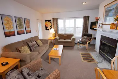 Image de Retraite d'Okemo! Condo skis aux pieds avec accès à la piscine intérieure, navette de ski