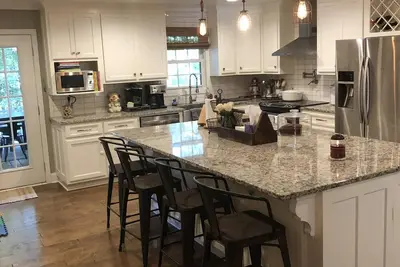 Image de Très bien situé pour le football Uga et à quelques minutes du centre-ville.