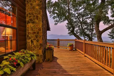 Image de All About The View offre une magnifique vue sur les montagnes pour une escapade romantique. Pas pet-fr