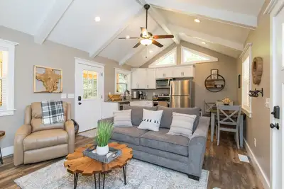 Image de Cabine de soeur d'âme dans la belle gorge rouge de rivière, Ky