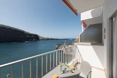 Image de Studio lumineux avec balcon et vue fantastique sur la mer