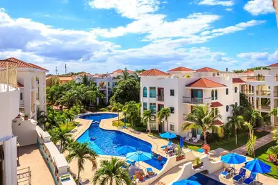 Image de Magnifique condo au rez-de-jardin avec vue sur la piscine dans le Paseo del Sol par Bric