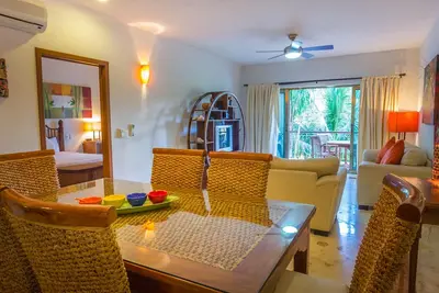 Image de Luxueux Condo de 3 chambres à coucher dans le Paseo del Sol par Bric