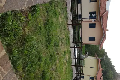 Image de Maison individuelle deux pièces avec jardin