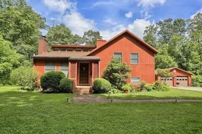 Image de Maison rouge de cavalerie orientale<br>3 chambres 3 salles de bain complètes peut accueillir jusqu'à 12