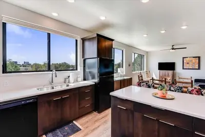 Image de Belle nouvelle maison à deux étages avec ville et vues panoramiques