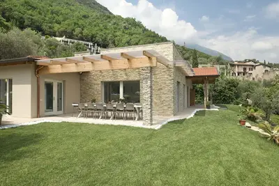 Image de Villa avec parc, piscine privée et jolie vue sur le lac