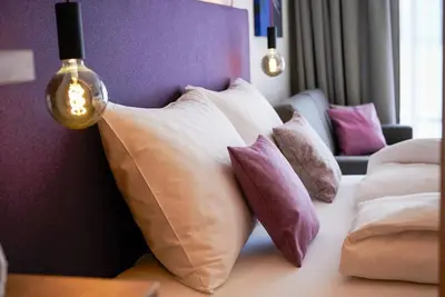 Image de Junior Suite - Morning Star Longstay Nrf - Cours de l'hôtel à l'heure du matin. Lit et brunch