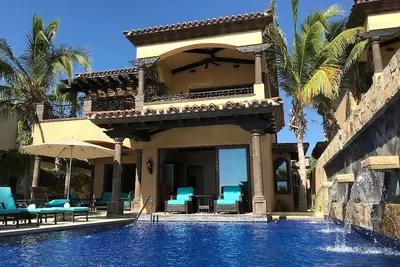 Image de Une expérience de voyage extraordinaire où le luxe en bord de mer rencontre une grande intimité