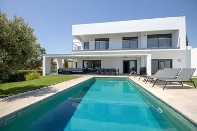Image de Villa de luxe avec vue sur la mer, piscine privée et beaux jardins.